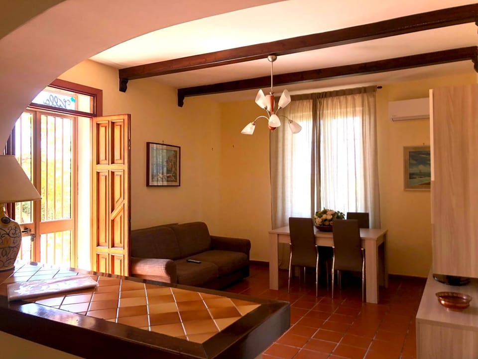 TV and multimedia, Living room, Seating area, Dining area