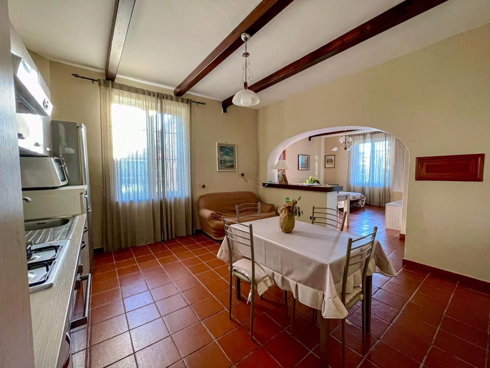 Kitchen or kitchenette, Dining area, oven, pet friendly