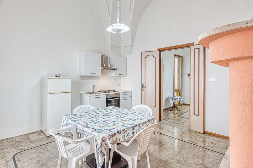 Kitchen or kitchenette, Dining area, pet friendly, stove