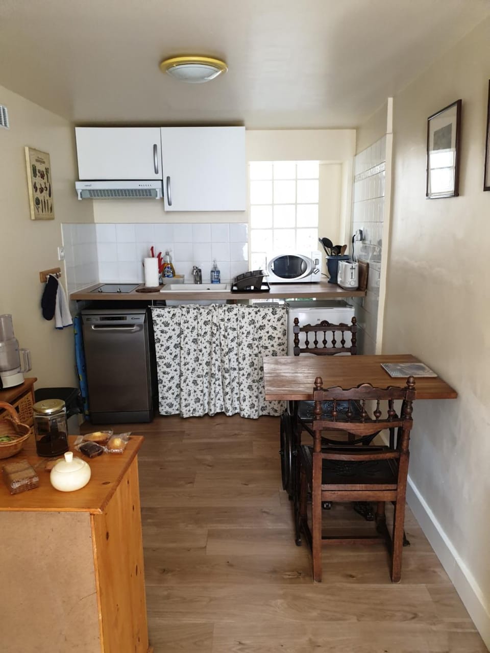 Coffee/tea facilities, Kitchen or kitchenette, dishwasher, microwave, pet friendly, stove, toaster, kitchen