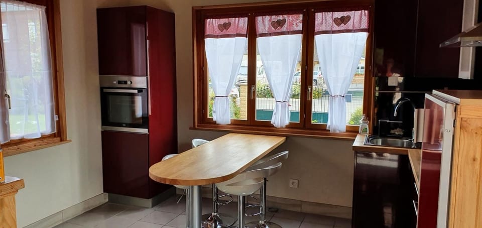 Kitchen or kitchenette, Dining area, stove