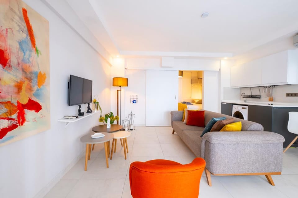 Communal lounge/ TV room, Bed, TV and multimedia, Kitchen or kitchenette, Living room, Photo of the whole room, Seating area, Dining area