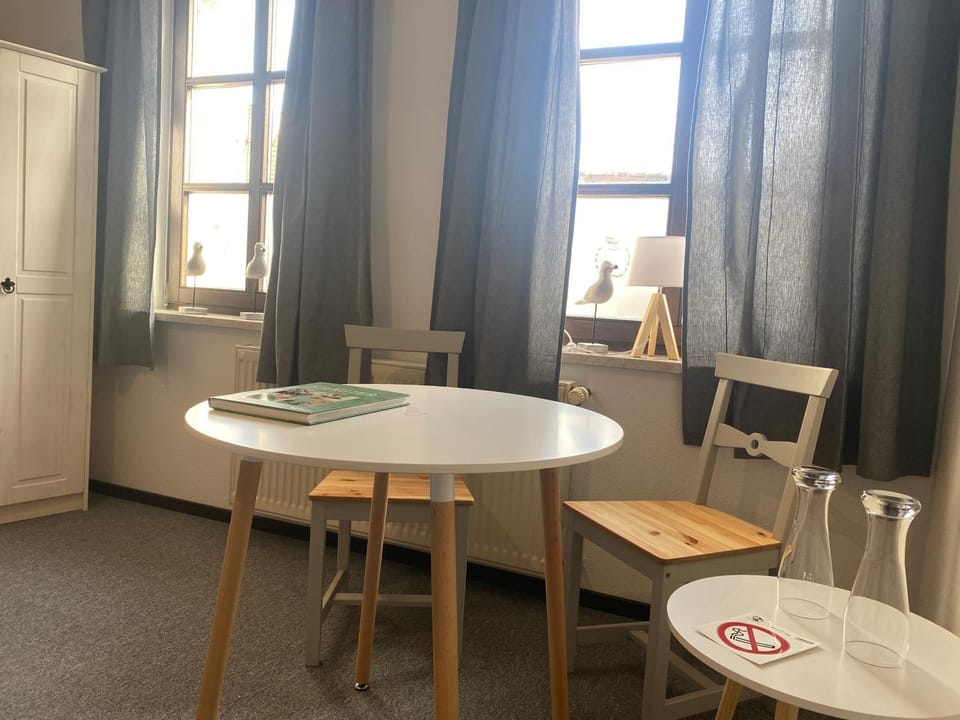 Seating area, Dining area