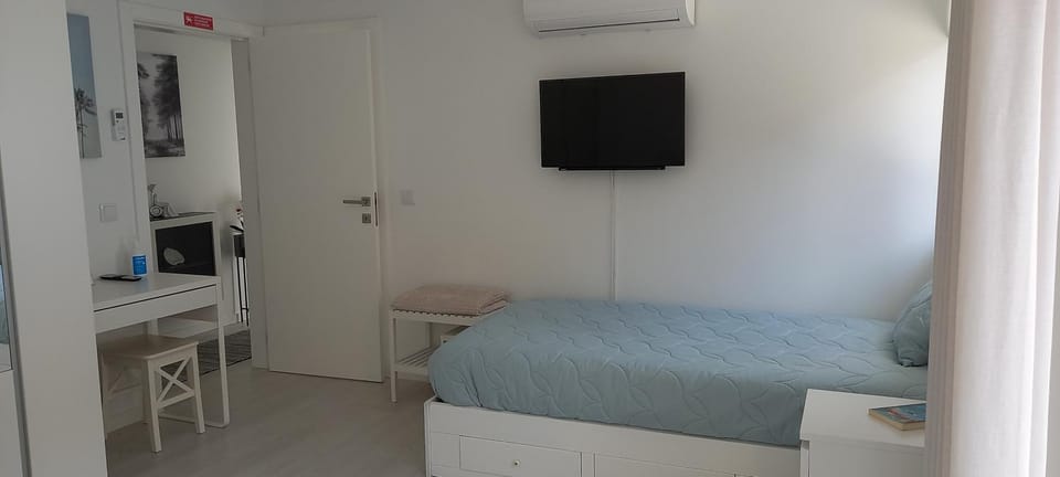 Bed, TV and multimedia, Bedroom