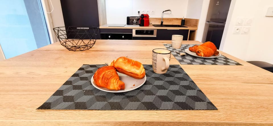 Kitchen or kitchenette, Breakfast