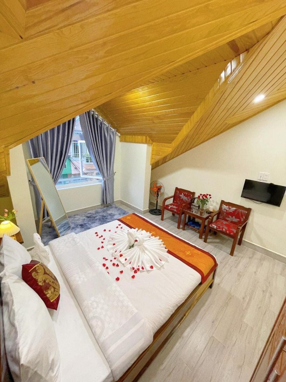 Bed, Photo of the whole room, Bedroom