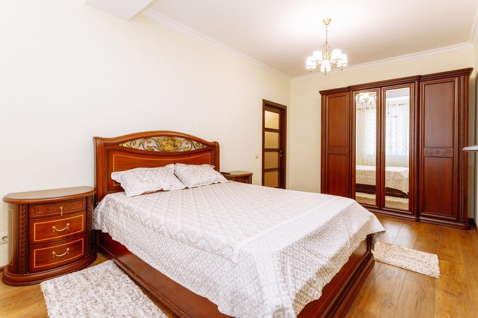 Photo of the whole room, Bedroom, wardrobe
