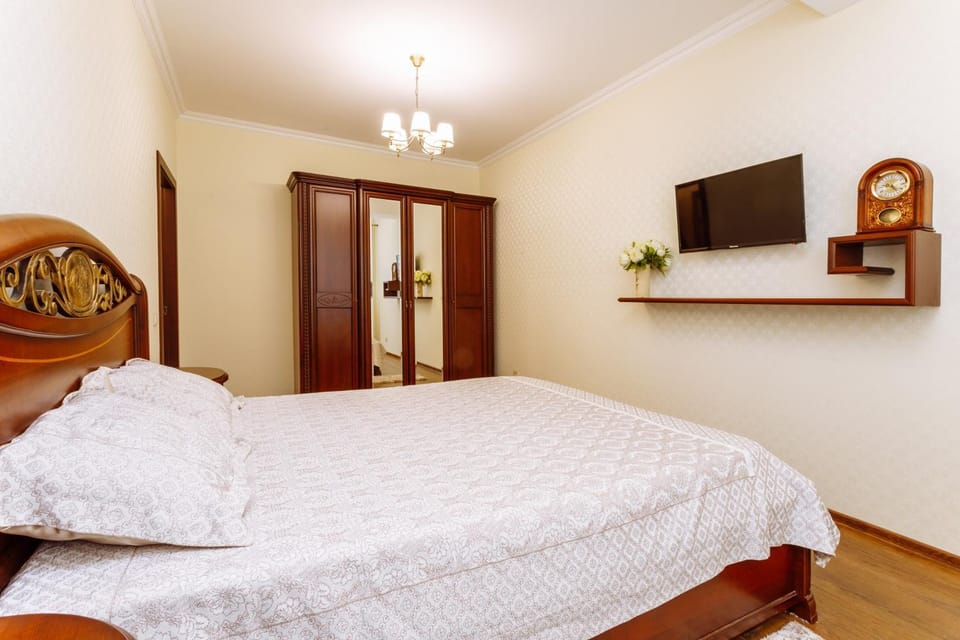 Bed, TV and multimedia, Photo of the whole room, Bedroom