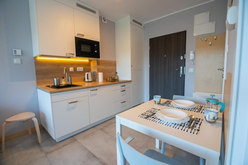 Kitchen or kitchenette, Dining area, minibar, stove