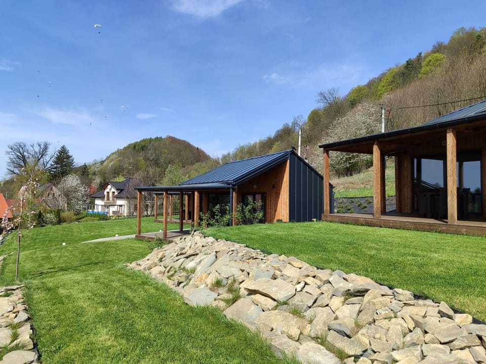 Property building, Spring, Day, Natural landscape, Garden, Garden, Garden view, Mountain view