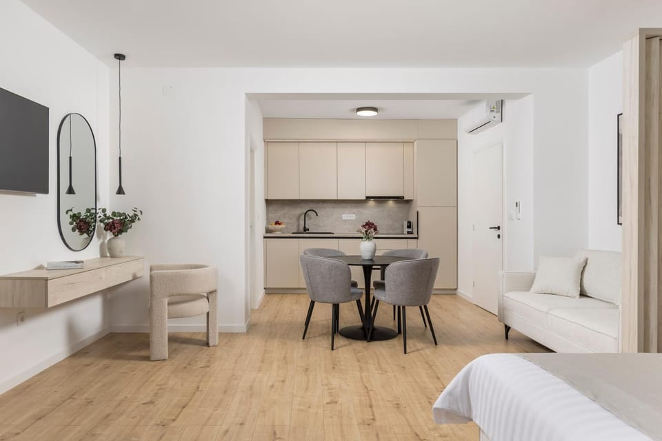 Seating area, Dining area, kitchen