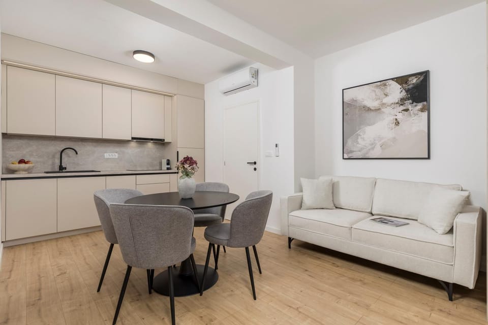 Seating area, Dining area, kitchen