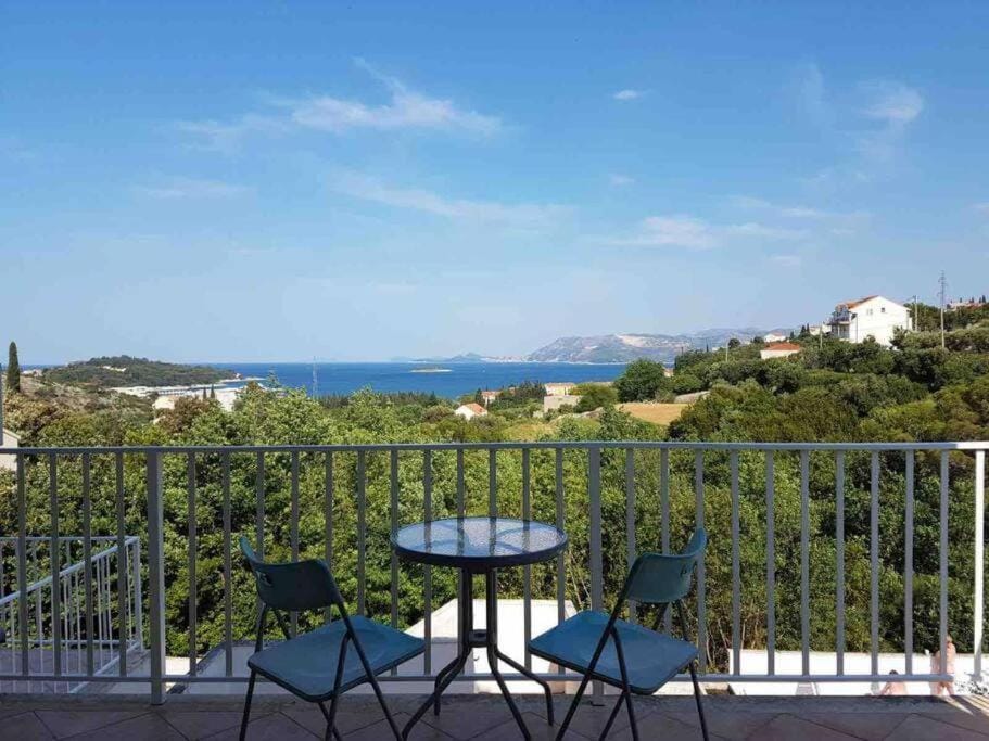 Lovely split level apartment with sea view, pool, free parking and WiFi Apartment in Cavtat