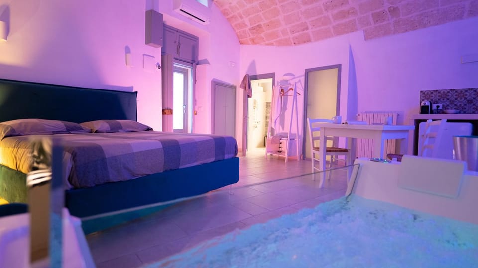 Bed, Dining area, air conditioner
