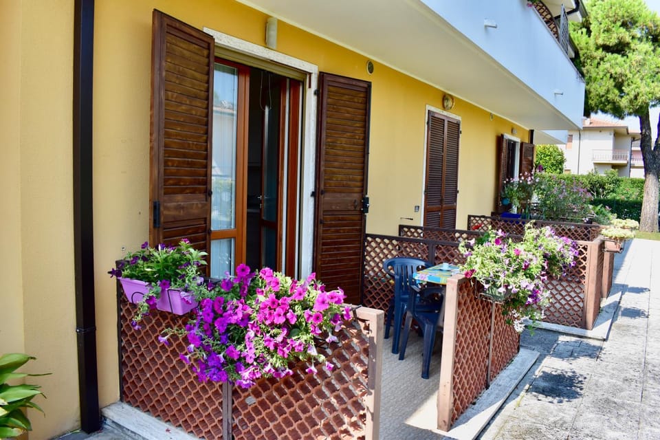 Property building, Patio, Garden, Balcony/Terrace, Garden view