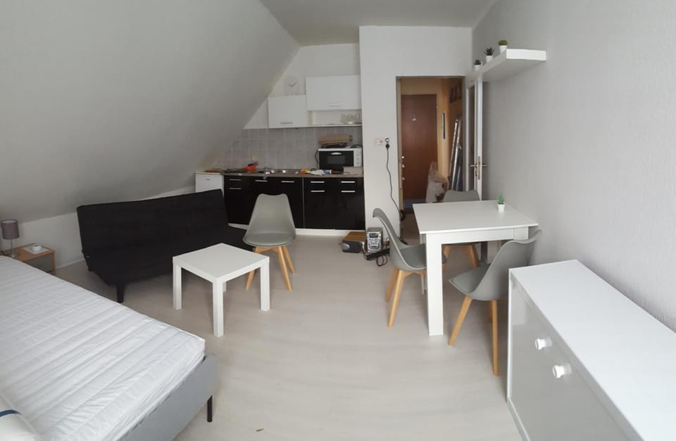 Kitchen or kitchenette, Living room, Seating area, Dining area