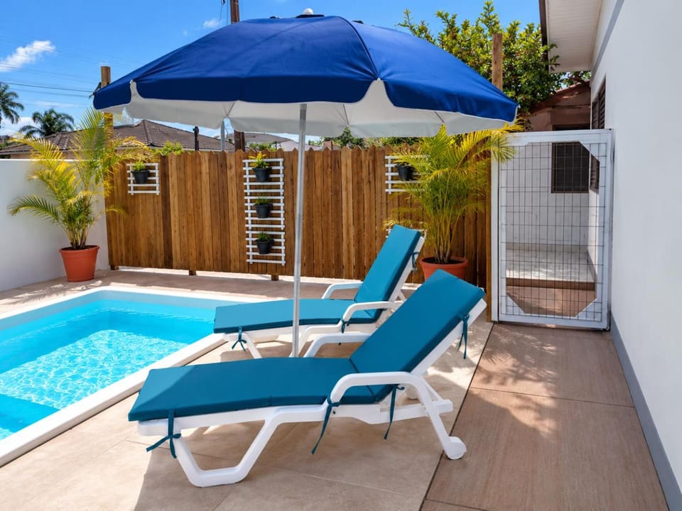Seating area, Swimming pool, sunbed