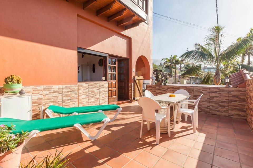 Property building, Balcony/Terrace, Living room