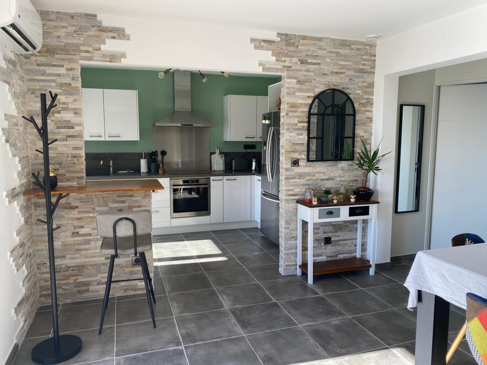 Coffee/tea facilities, Kitchen or kitchenette, Lounge or bar, Dining area, dishwasher, furniture, internet, locker, minibar, pet friendly, soundproof, storage, stove, toaster, towels, laundry, washing machine, dryer, kitchen, air conditioner