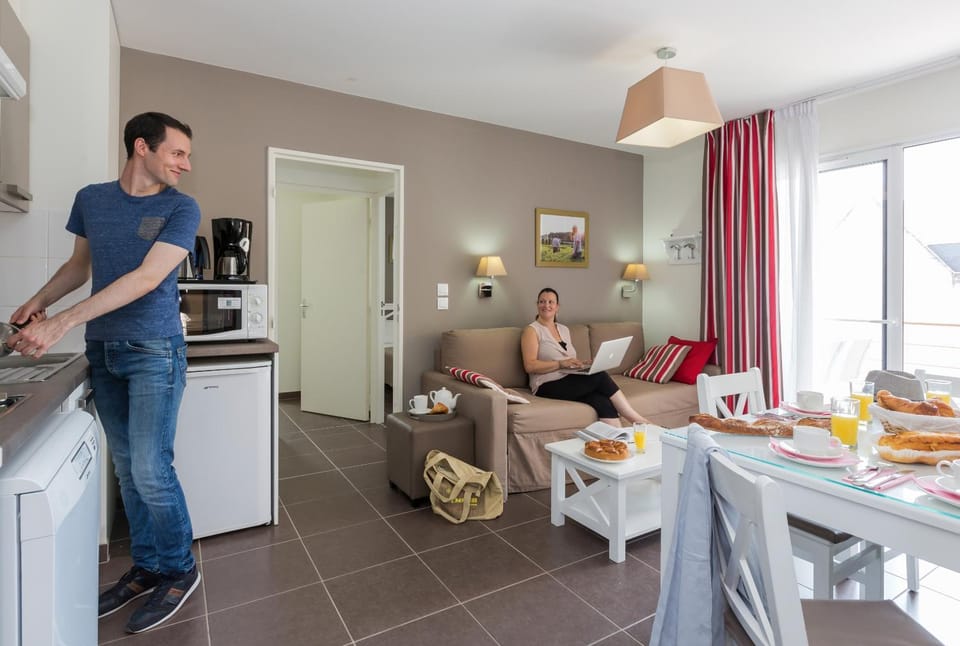 Kitchen or kitchenette, Living room, Seating area, Dining area