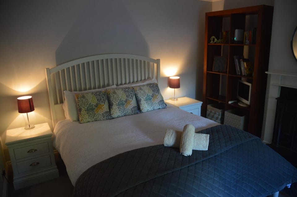 Bed, Library, Photo of the whole room, Bedroom