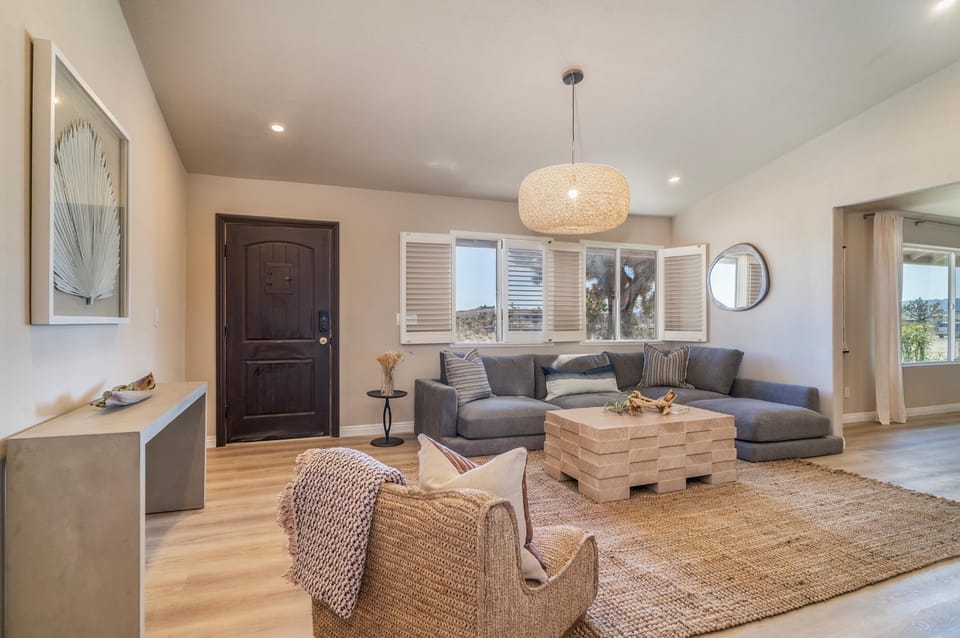 View (from property/room), Living room, Decorative detail, Seating area