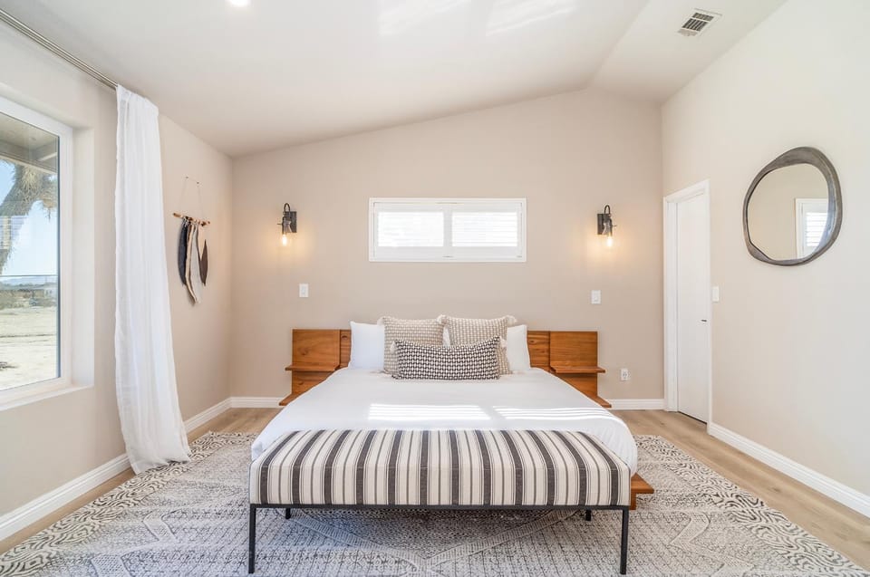 Bed, View (from property/room), Photo of the whole room, Decorative detail, Bedroom