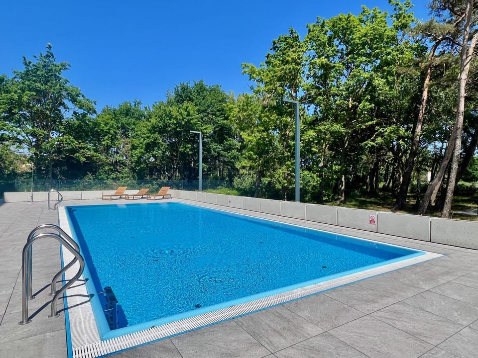 Swimming pool, sunbed