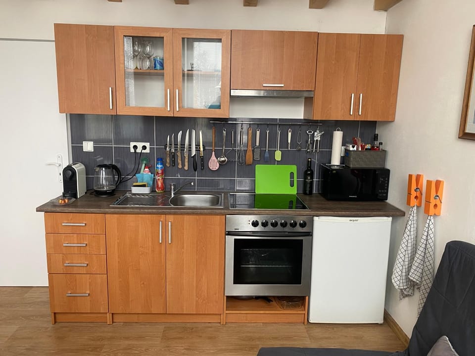 Coffee/tea facilities, Kitchen or kitchenette, stove