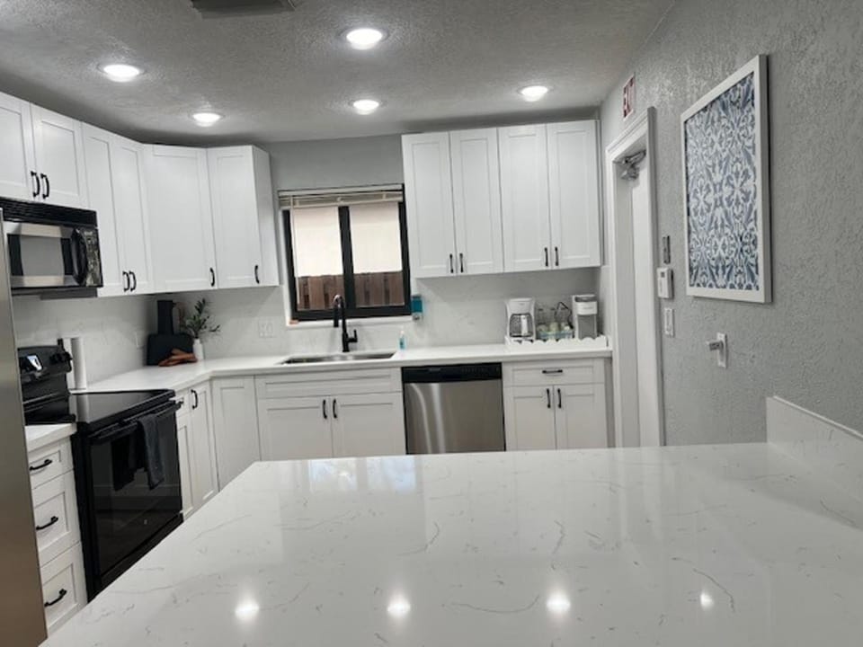 3 Bed - Sleeps 6 - Free Parking - 5 Mins to Beach House in Hollywood