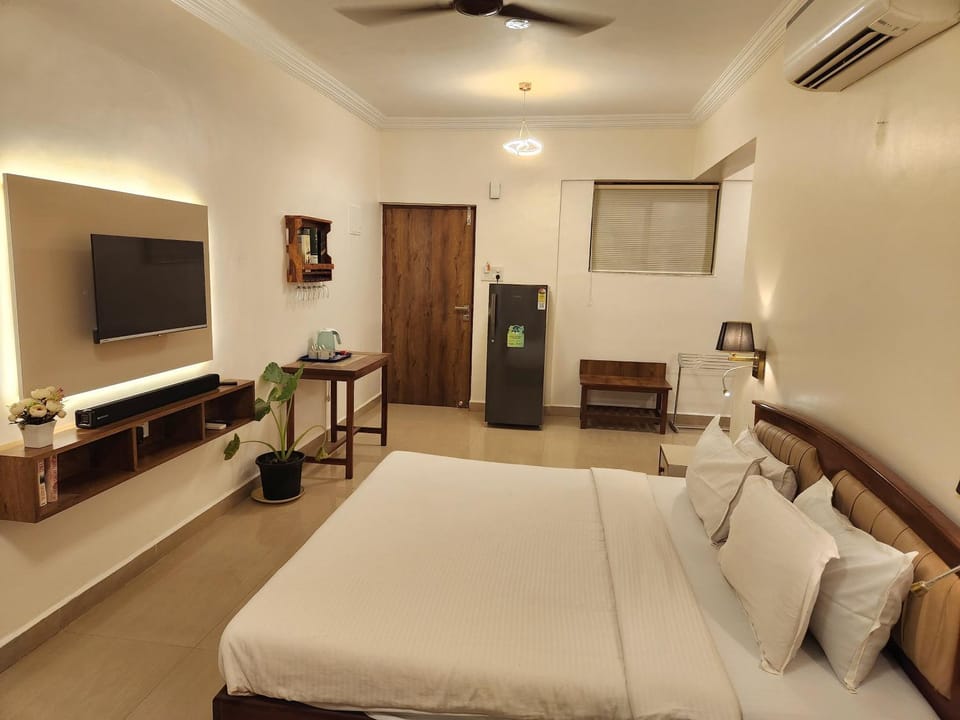 Bed, TV and multimedia, Photo of the whole room, Bedroom, fireplace, hair dresser, air conditioner