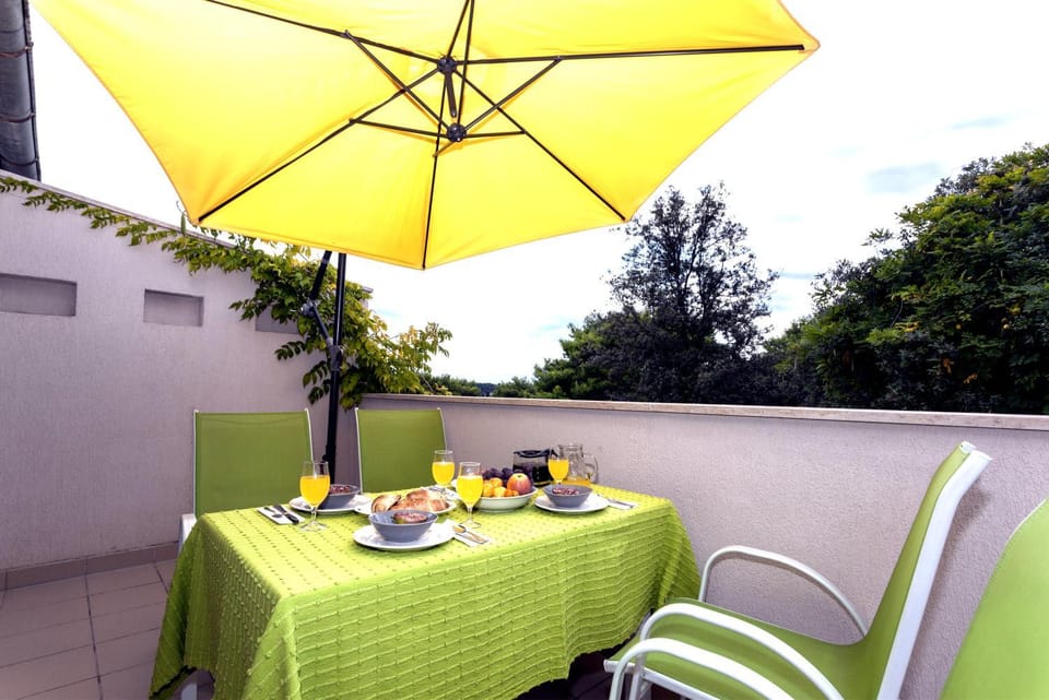 View (from property/room), Balcony/Terrace, City view, Quiet street view