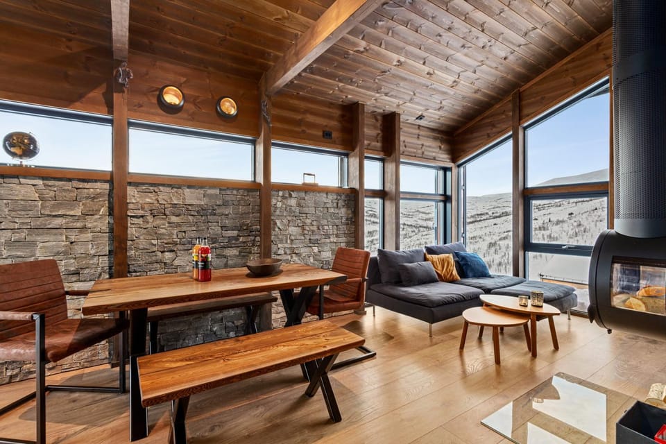 Mountain Cabin with Stunning Views, Extra Space Available Cabin in Vestland