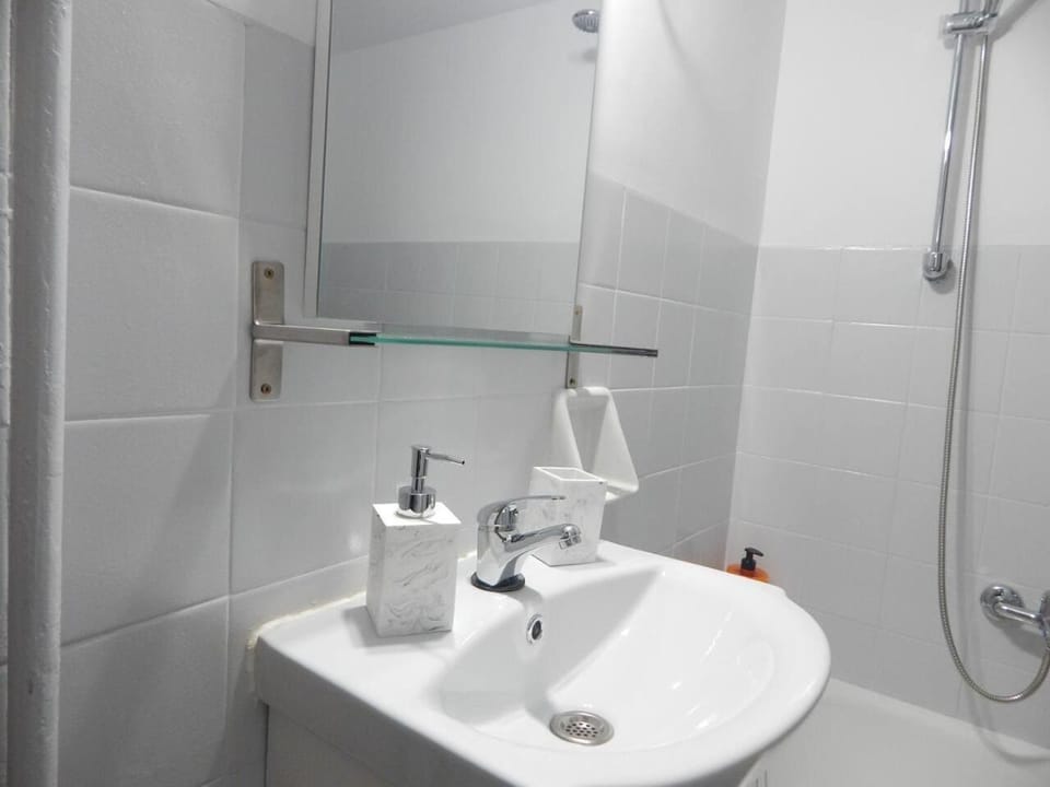 2 Bed Flat - Sleeps 4 - Pets - Parking - Wifi Apartment in Athens