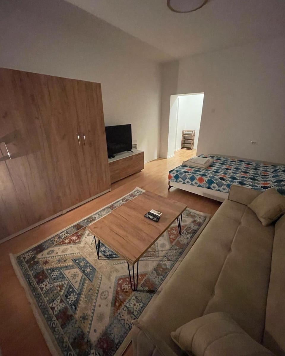 Bed, TV and multimedia, Living room