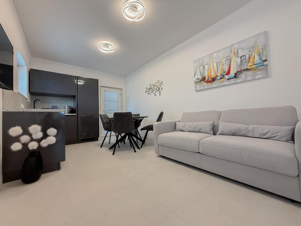 Kitchen or kitchenette, Living room, Seating area, Dining area