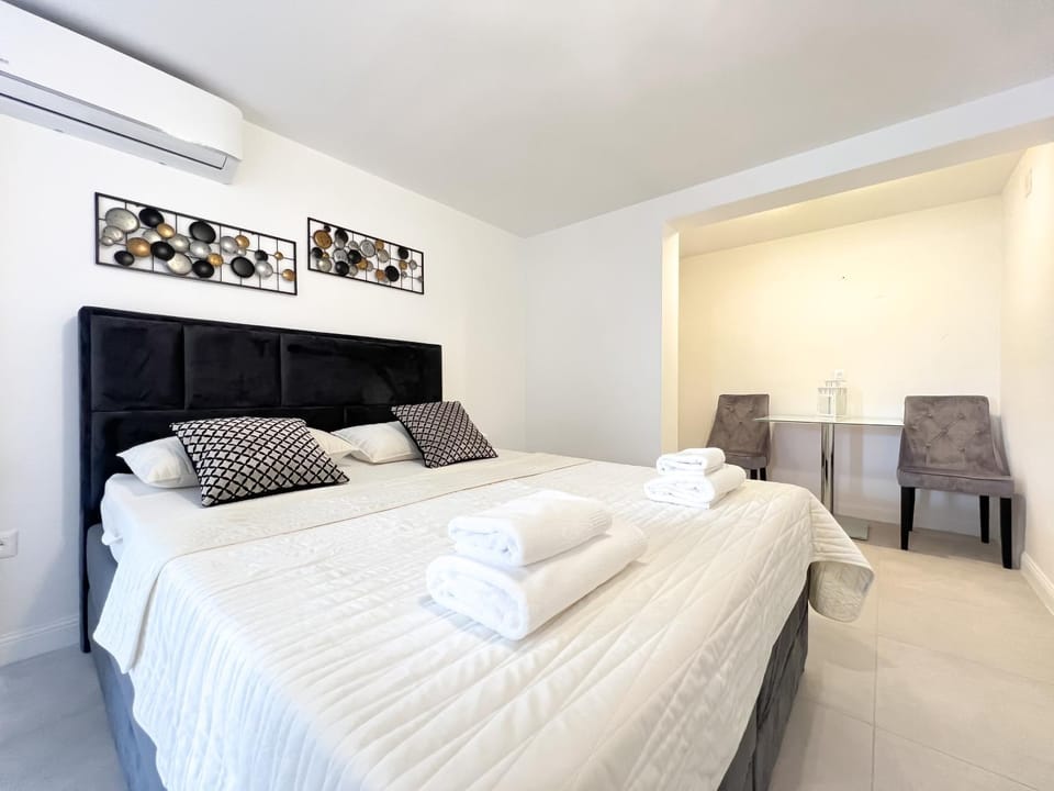 Bed, Seating area, Bedroom