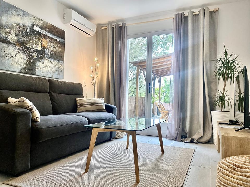 Living room, Seating area, air conditioner