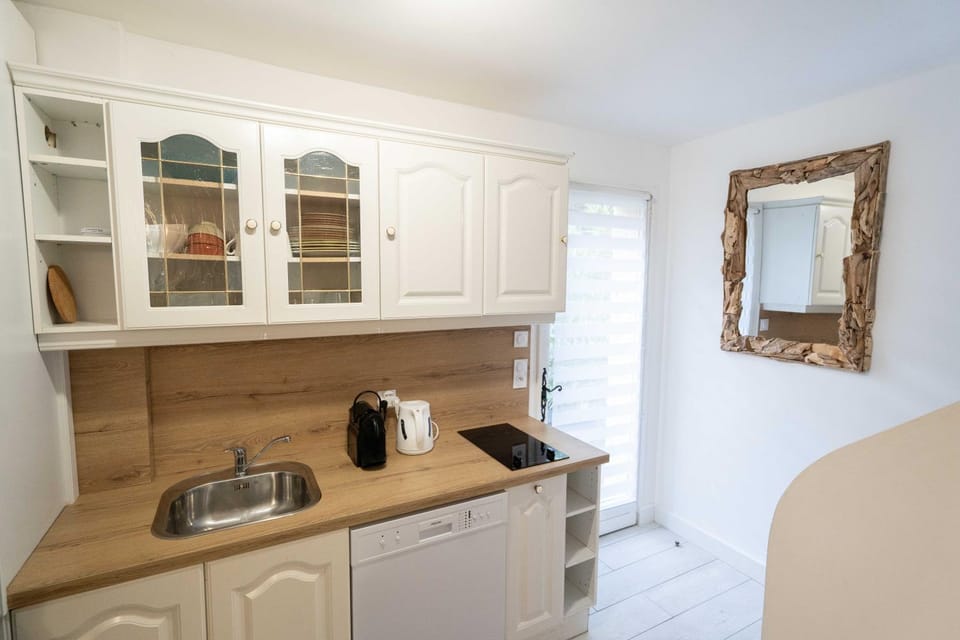 Coffee/tea facilities, oven, pet friendly, stove, toaster, air conditioner