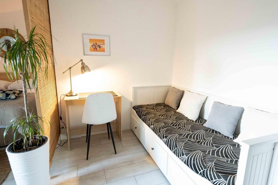Bed, Seating area, Bedroom, internet