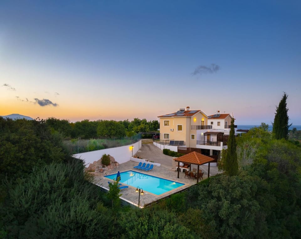 Property building, Bird's eye view, Pool view, Swimming pool, sunbed