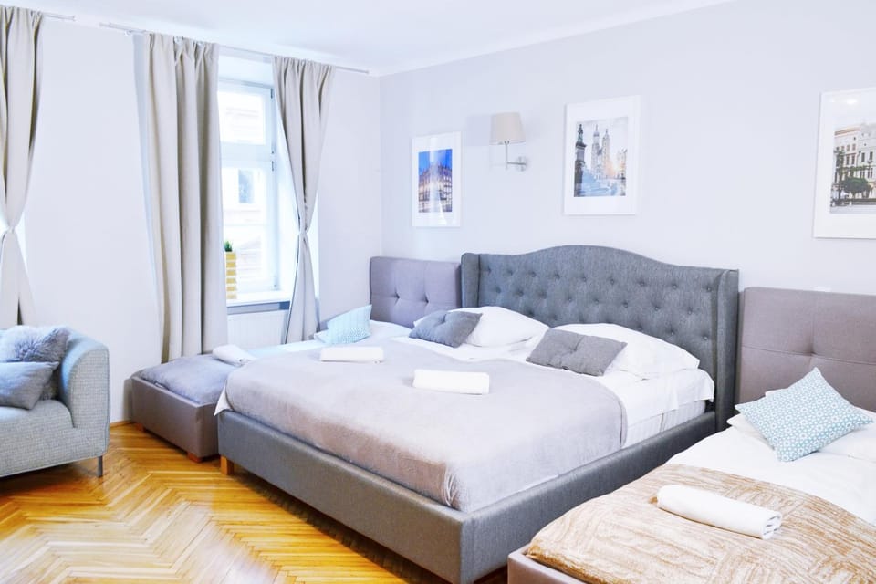 Bed, Photo of the whole room, Seating area