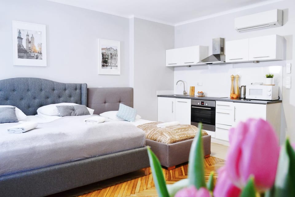 Bed, Kitchen or kitchenette, Seating area