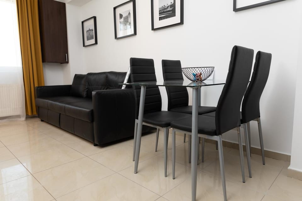 Seating area, Dining area