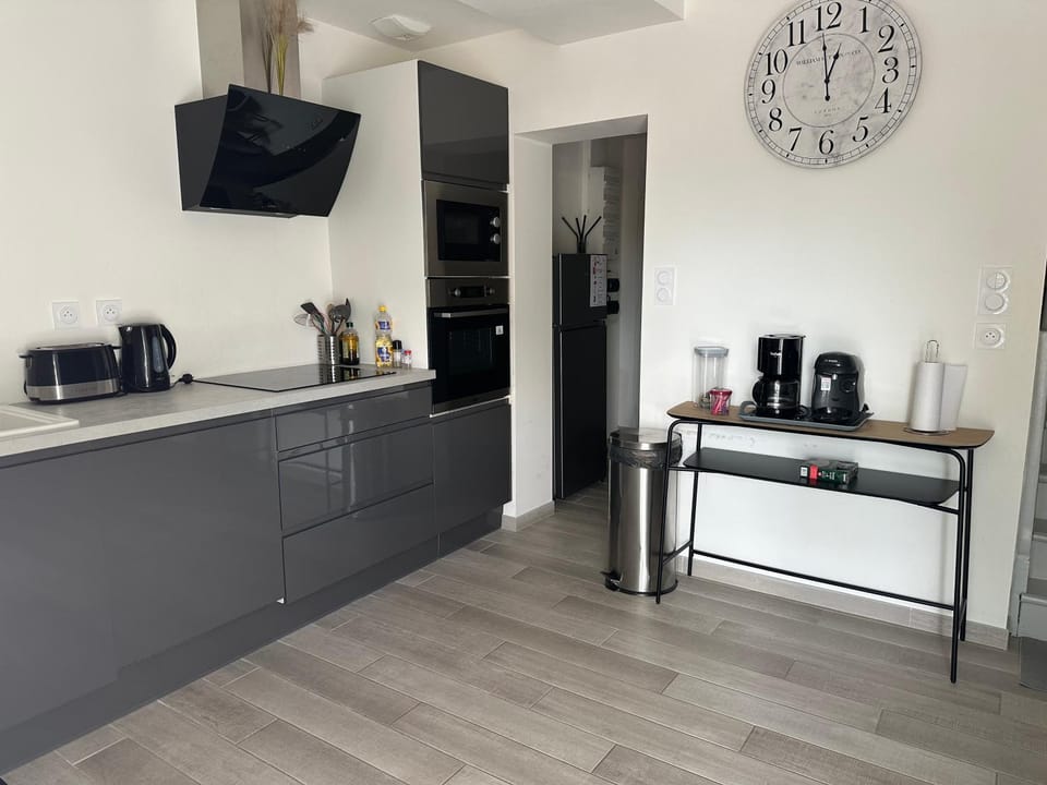 Coffee/tea facilities, Kitchen or kitchenette, oven