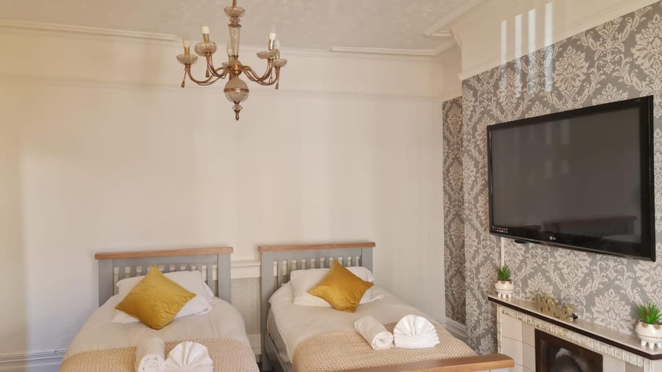 Bed, TV and multimedia, Bedroom