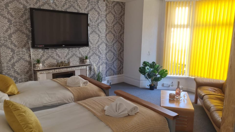 Bed, Living room, Seating area, Bedroom