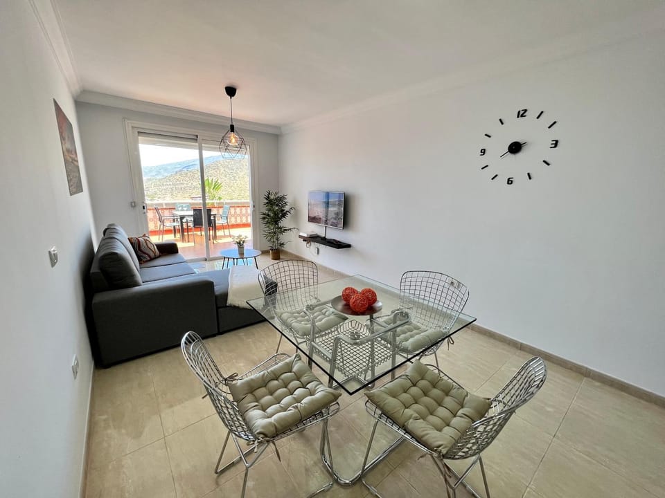 TV and multimedia, Living room, Seating area, Dining area