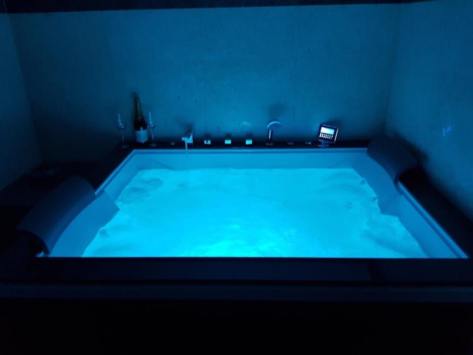 Mega Mall Monza Super Spa Apartment in Bucharest
