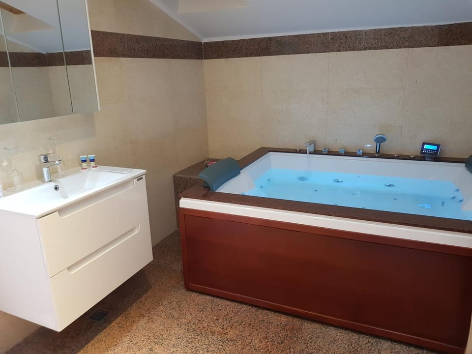 Mega Mall Monza Super Spa Apartment in Bucharest